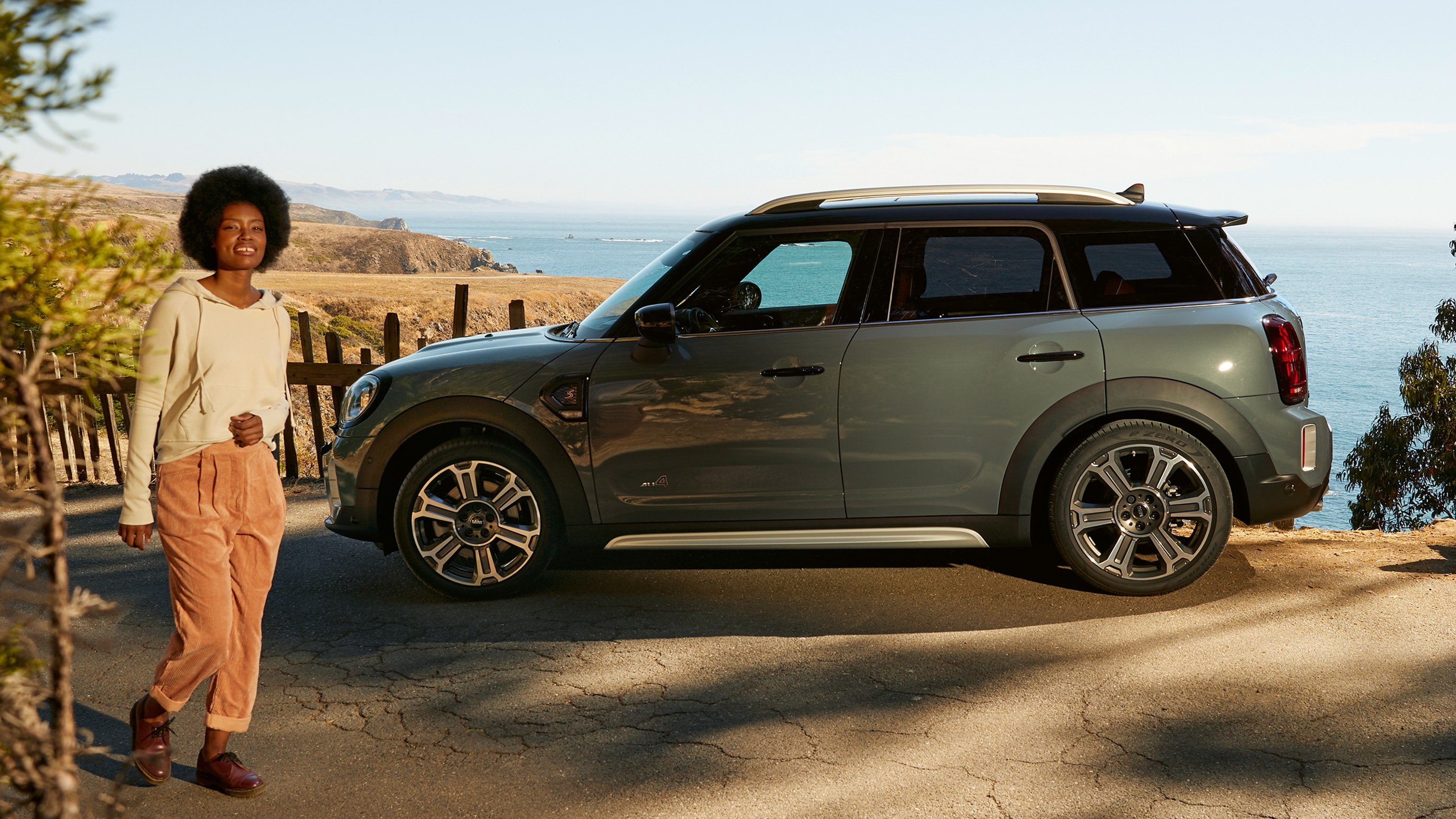 Novi MINI Countryman – zelena i crna – bočni pogled Novi MINI Countryman – zelena i crna – bočni pogled